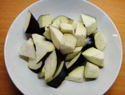 茄子滚刀块怎么切视频,茄子滚刀块切法视频教程概述