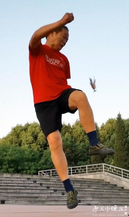 高手踢毽子的视频,身姿矫健,技艺高超的精彩瞬间