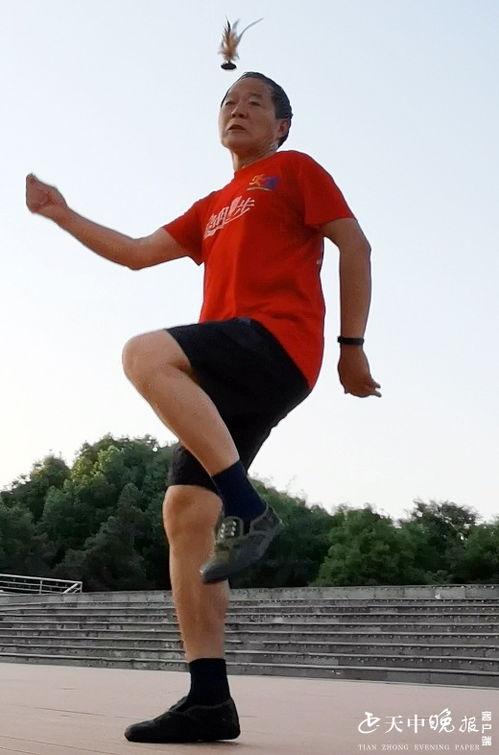 高手踢毽子的视频,身姿矫健,技艺高超的精彩瞬间