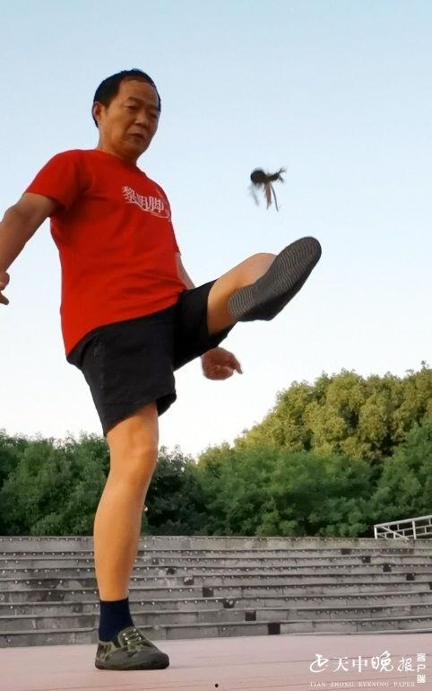 高手踢毽子的视频,身姿矫健,技艺高超的精彩瞬间